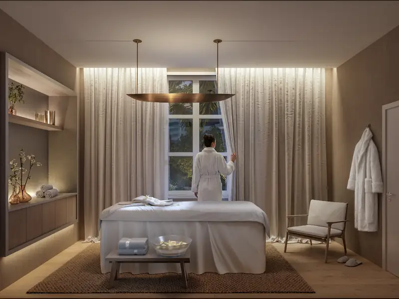 Área de relaxamento interna do Spa com acabamento em madeira, iluminação zenital e ambientação sensorial Chandra Spa.
